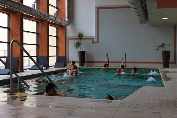 Acqui Terme, Itália - jan 2020: pacientes na água quente sulfurosa do SPA — Fotografia de Stock