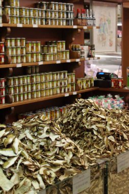 Porcini mantarı dolu bir İtalyan dükkanı.