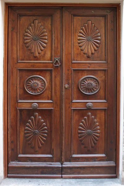 İtalyan emlak sarayındaki ahşap kapı.