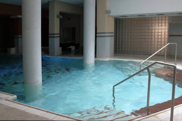 Acqui Terme, Itália - jan 2020: uma piscina construída sobre uma água quente sulfurosa natural de uma superfície térmica natural. — Fotografia de Stock