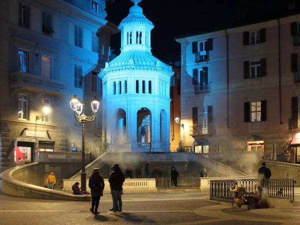 Acqui Terme, Italie - jan 2020 : place centrale romane avec fontaine à eau thermale — Photo
