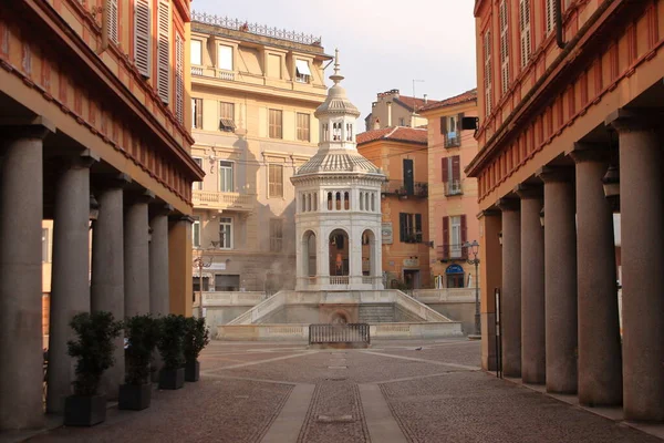 Acqui Terme, Italia - enero 2020: plaza central románica con fuente de agua termal —  Fotos de Stock