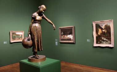 Leopold Müzesi, Wien - Ağustos 2019: Arthur Strasser 'dan bronz sürahi gözyaşı.