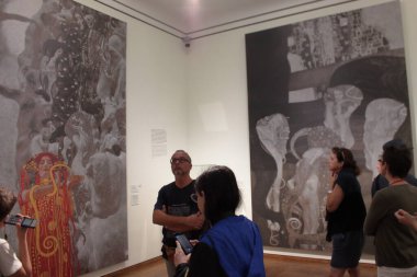 Leopold Müzesi, Wien - Ağustos 2019: Turistler Gustav Klimt 'in yaptığı panellerin bir kopyasına hayran..
