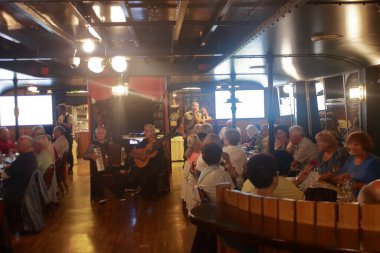 Win, Avusturya - Ağustos 2019: Bavyera Lokantası ve geleneksel Heuriger şarkıları eşliğinde wien 'deki bir danube gezisinden manzara