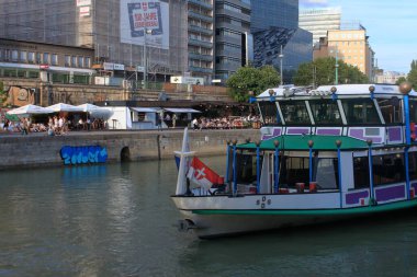 Wien, Avusturya - Ağustos 2019: Bavyera Lokantası ve geleneksel Heuriger şarkıları eşliğinde wien 'de bir danube gezisinden manzaralar