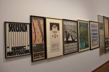 Leopold Müzesi, Wien - Ağustos 2019: Bölüm posterleri koleksiyonu.