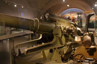 Wien, Avusturya - Ağustos 2019: ww2 ağır top askeri tarih müzesinde sergilendi.