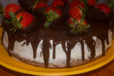 Koyu çikolataya bulanmış taze çilekli peynirli pasta. Şey...