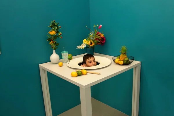 Optik illüzyonların nasıl çalıştığını göstermek için komik bir köşe.