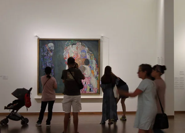 Leopold Museum, Wien - aug2019: tourists admire life and dead by Gustav Klimt — Stock Photo, Image