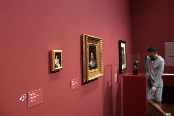 Museo Leopold, Vienna - agosto 2019: Un turista sta guardando tre dipinti di un giovane Gustav Klimt in una parete viola . — Foto Stock