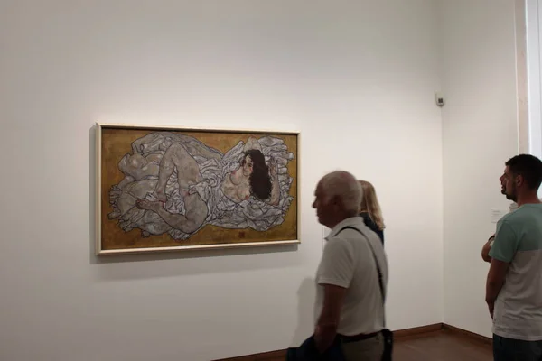 Leopold Müzesi, Wien - Ağustos 2019: ziyaretçiler Egon Schiele 'in 1917 tarihli Yaslanan Kadın çalışmasına hayran kaldılar