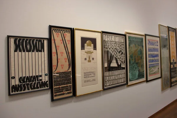 Leopold Müzesi, Wien - Ağustos 2019: Bölüm posterleri koleksiyonu.