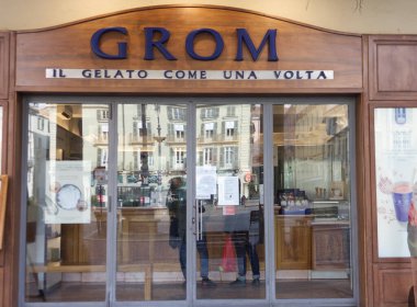 Asti, İtalya - Jan 2020: GROM, ünlü bir dondurma bayiliği