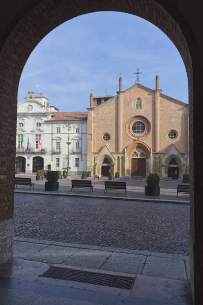 Asti, Itália - Jan 2020: a igreja localizada na praça central — Fotografia de Stock