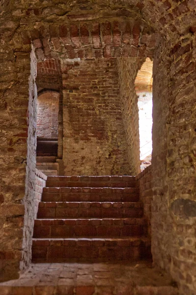 Terracotta τούβλο σκάλα στο υπόγειο, φυλακές, μπουντρούμια — Φωτογραφία Αρχείου