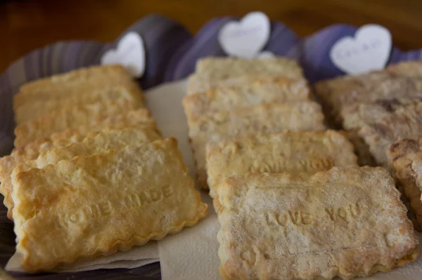 Kleines Mädchen machte Kekse mit Ich liebe dich — Stockfoto