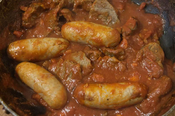 Spagetti için güzel bir kap Napoli sosu hazır.