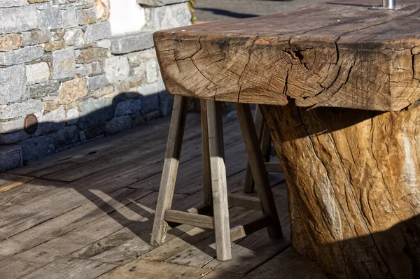 Стул и столы из одного деревянного сундука в коттедже — стоковое фото