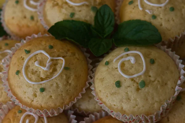 Close-up de muffins de limão com hortelã pronto para comer — Fotografia de Stock