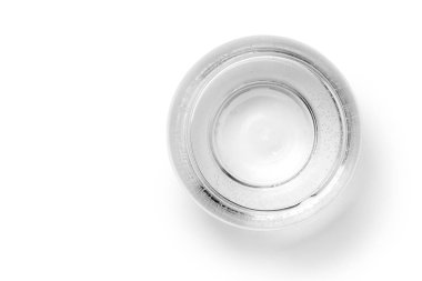 Balık yuvarlak kase içinde su