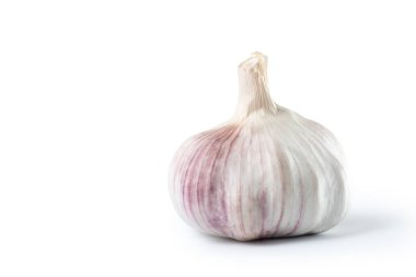 Beyaz arka planda taze sarımsak