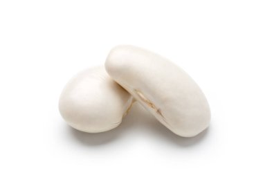 Beyaz arka planda izole edilmiş beyaz fasulye yakın plan