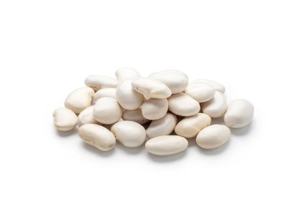 白い背景に隔離された白い腎臓豆の山 — ストック写真