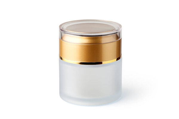 Косметическая стеклянная банка с золотой крышкой изолированы на белом фоне. Уход за кожей бутылки для геля, лосьона, крема
.