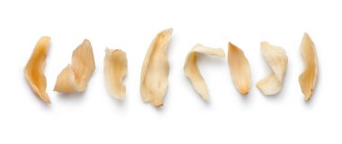 Kurumuş zambak soğanları beyaz arka planda izole edilir. Çin bitkisel ilaçları..