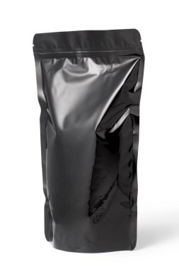 Beyaz arkaplanda siyah folyo fermuar paketi izole edildi