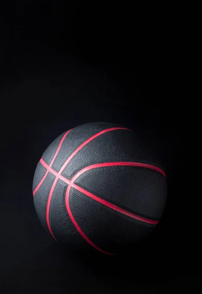 黒の背景に黒バスケットボール — ストック写真