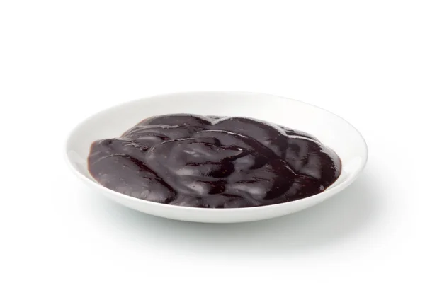 白底陶瓷盘中的黑胡椒酱 — 图库照片