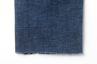 Beyaz arka planda kot pantolonun bacak aralığı. Yakın plan..