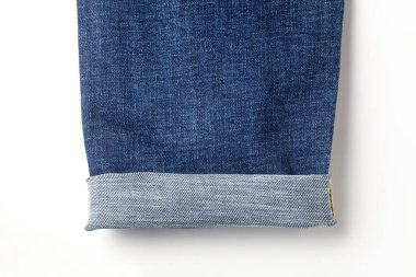 Beyaz arka planda kot pantolon manşeti. Yakın plan..