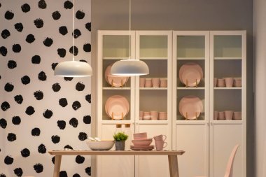 Yemek odasındaki modern beyaz tavan lambaları pastel renk dekorasyonu iç mekan konsepti