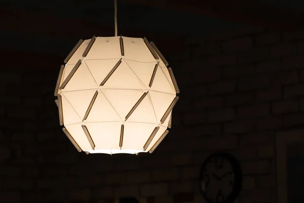 现代几何折叠纸制天花板灯泡球形室内装饰理念 — 图库照片