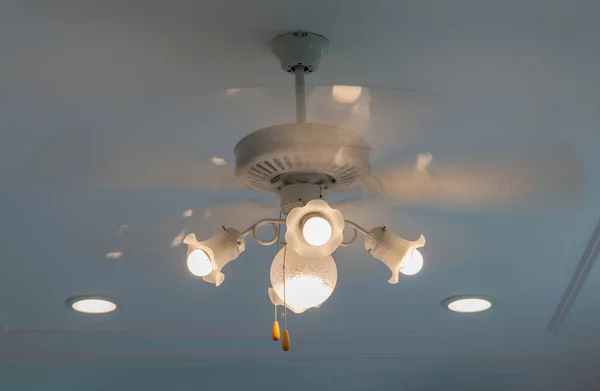 Ventilador Techo Eléctrico Vintage Con Pantalla Cristal Araña Concepto Decoración —  Fotos de Stock