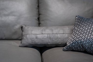 Lüks kanepe iç dekorasyonunda modern siyah hakiki deri yastık.