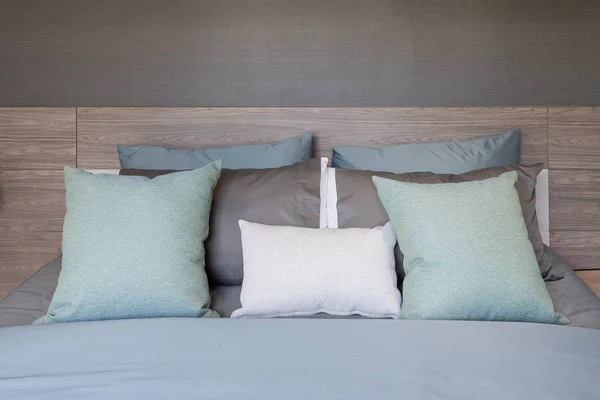 モダンな茶色 グレー ベージュ色のファブリック枕グレーブランケットベッドシート装飾コンセプトインテリアと茶色のベッド — ストック写真
