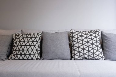 Modern kahverengi, bej kahverengi kareli desenli bir grup. Kahverengi yastık kumaş rengi. Kanepe dekorasyon konsepti iç dekorasyonu.