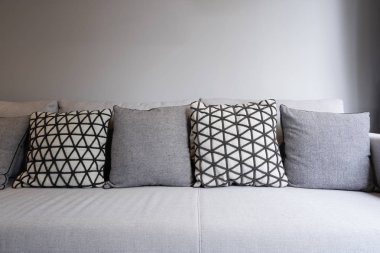 Modern kahverengi, bej kahverengi kareli desenli bir grup. Kahverengi yastık kumaş rengi. Kanepe dekorasyon konsepti iç dekorasyonu.