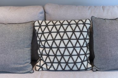 Modern kahverengi ve beyaz kumaş yastıklar çizgili tartan kareli geometrik gingham desenli kumaş desenli kumaş yastık desenli iç dekorasyon odası iç mimarisi konsepti için