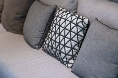 Modern kahverengi ve beyaz kumaş yastıklar çizgili tartan kareli geometrik gingham desenli kumaş desenli kumaş yastık desenli iç dekorasyon odası iç mimarisi konsepti için