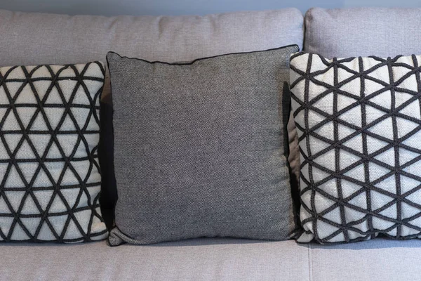 现代褐色和白色面料枕网格线条纹格子布格子布格子布花纹图案在布垫沙发上装饰房间的当代概念 — 图库照片