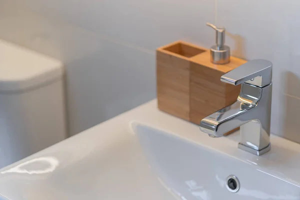 Modern Musluk Lavabo Ahşap Banyo Dekorasyon Konseptiyle — Stok fotoğraf