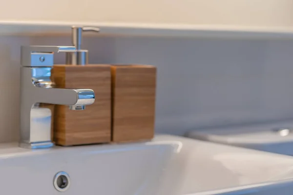 Modern musluk ve lavabo ahşap banyo iç dekorasyon konseptiyle.