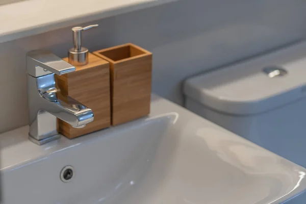 Rubinetto Moderno Lavabo Con Dispenser Legno Bagno Concetto Decorazione Interni — Foto Stock