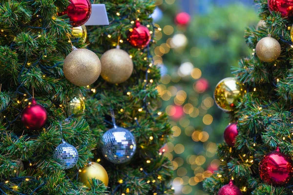 Noel ağacı ve süsleme, Kutlama festivali konsepti Noel ve arka plan için Mutlu Yıllar